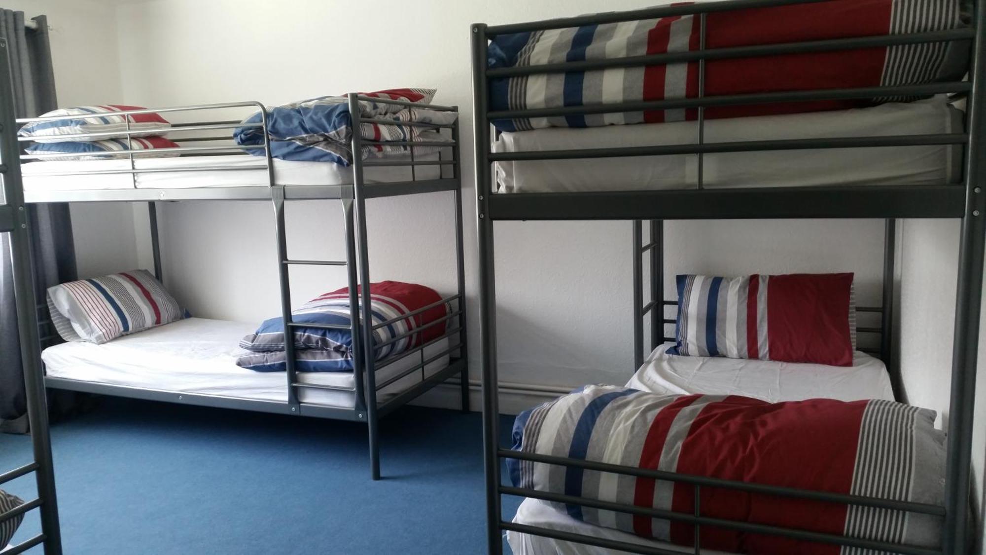The Queens Hostel London Room photo